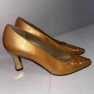 Stuart Weitzman Vintage Y2K 90s Old Money Yellow Gold Point Capped Toe Heels 7.5